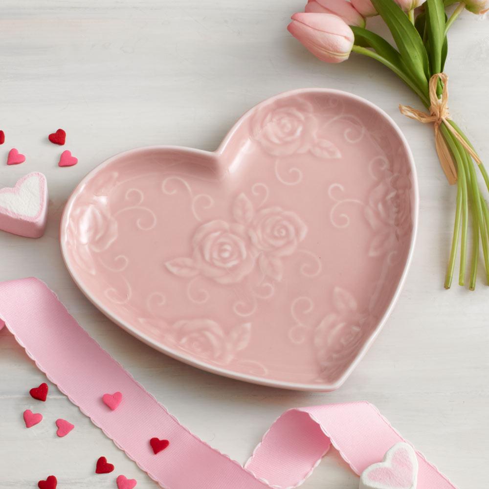 http://www.pfaltzgraff.com/cdn/shop/products/tea-rose-pink-heart-shaped-plate_5199769_3.jpg?v=1591399753