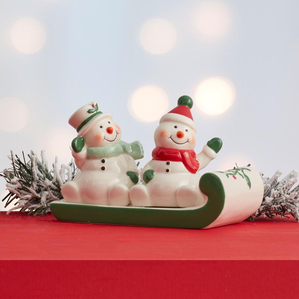 http://www.pfaltzgraff.com/cdn/shop/products/winterberry-snowmen-on-sled-salt-and-pepper-set_5254846_3.jpg?v=1591413196